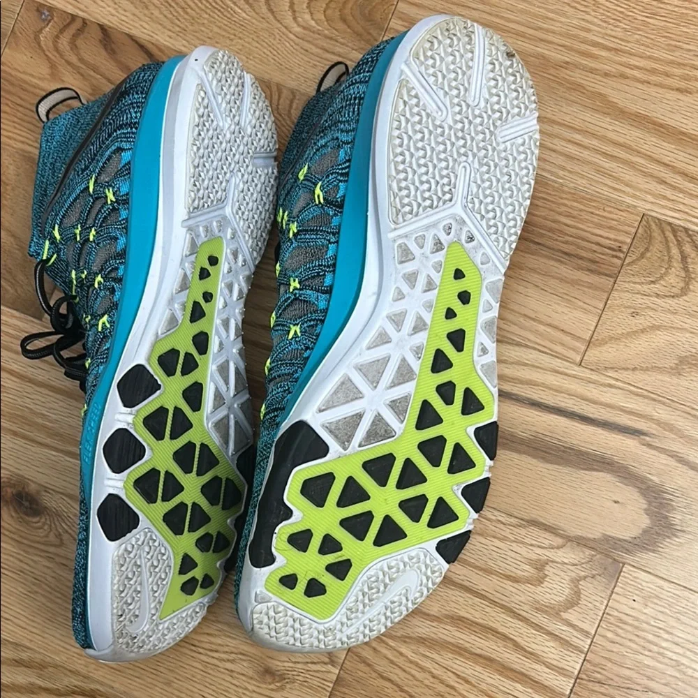 Nike Men's Blue and Yellow Running Shoes - Picture 16 of 17